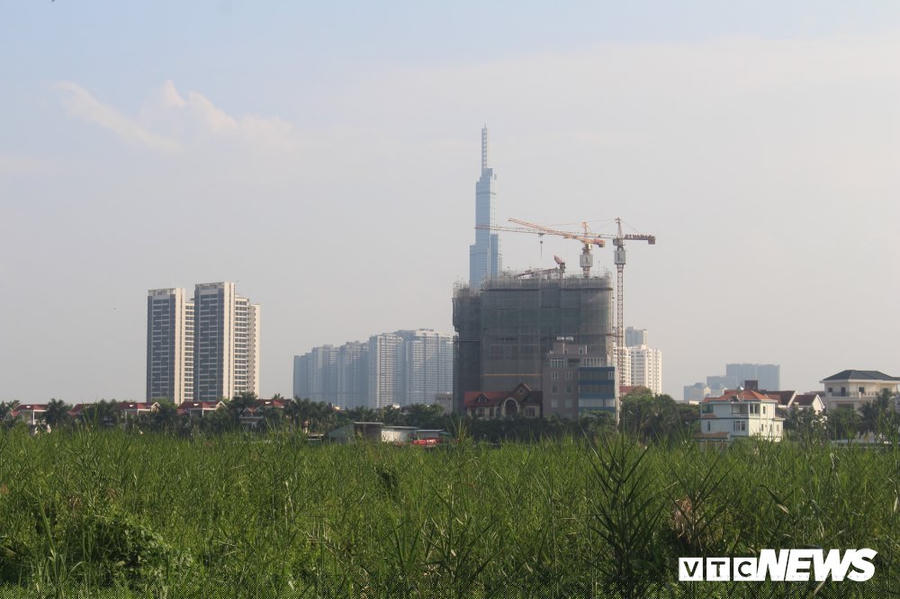 Bên kia sông sầm uất, nhà cao tầng chọc trời, còn ở bán đảo Bình Quới - Thanh Đa nhà cửa thưa thớt, xập xệ, người dân sống lay lắt qua ngày.