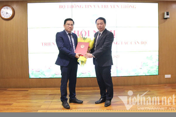 Thứ trưởng Nguyễn Huy Dũng trao quyết định bổ nhiệm lại cán bộ cho Phó Viện trưởng Viện Chiến lược TT&TT Đỗ Quý Vũ.