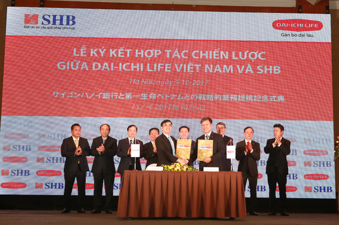Tổng Giám đốc SHB và Tổng Giám đốc Dai-ichi Life Việt Nam ký thỏa thuận hợp tác chiến lược trước sự chứng kiến của Ủy viên BCT, Phó Thủ tướng Vương Đình Huệ, Phó Chủ nhiệm Ủy ban tài chính, ngân sách của Quốc hội Bùi Đặng Dũng, Phó Thống đốc NHNNVN Đào Minh Tú cùng đại diện Lãnh đạo cấp cao của SHB và Dai-ichi Life.