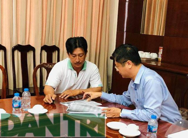 Ông Trương Quang Hoài Nam cùng ông Nguyễn Cà Rê rà soát lại hồ sơ (ảnh Phạm Tâm)