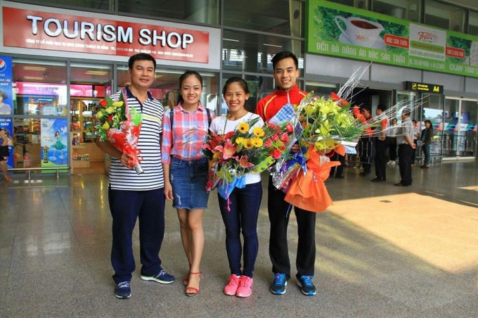 Nguyễn Thanh Ngưng(ngoài cùng bên phải) và chị gái Nguyễn Thanh Phúc(thứ 2 bên phải), cùng HLV Trần Anh Hiệp (ngoài cùng bên trái).
