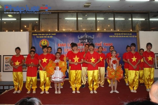 Tiết mục đồng ca trên nền nhạc Đến với con người Việt Nam tôi, cùng sắc đỏ khiến cả hội trường như rộn ràng hơn rất nhiều.