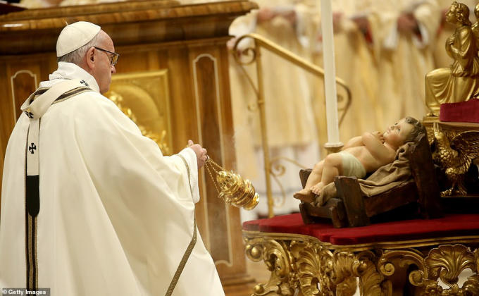 Giáo hoàng Francis ban phước cho Chúa Hài Đồng Jesus tại Thánh lễ tại Nhà thờ Thánh Peter.