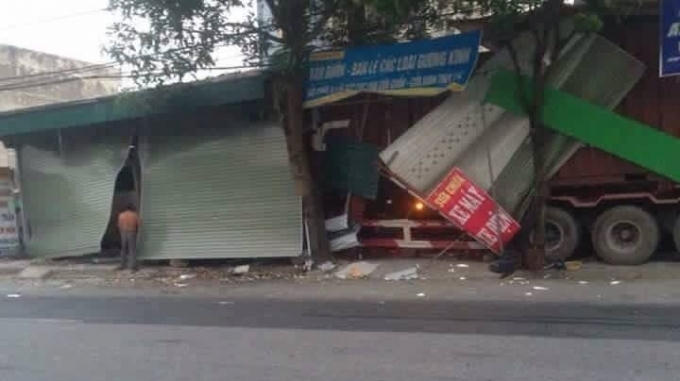 Chiếc xe cùng với nhiều đồ đạc khác bi hư hại sau vụ tai nạn.