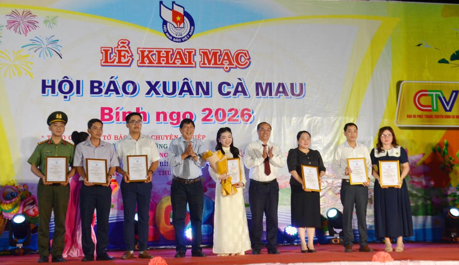 Nhà báo Nguyễn Thanh Dũng – Chủ tịch Hội Nhà báo tỉnh (bên trái) và ông Lâm Hồ Sỹ - Giám đốc Báo và Phát thanh, Truyền hình Cà Mau, trao giải cho các cá nhân, đơn vị đạt giải thể loại phóng sự báo in.