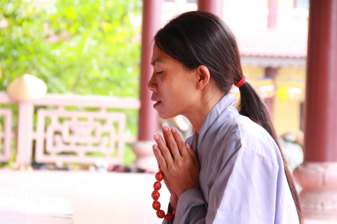 Đây là dịp cho các Phật tử thành kính, lạy bái trước Phật.
