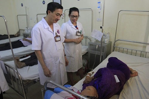 Bệnh nhân ung thư nên hỏi bác sĩ điều trị để biết rõ bệnh tình, không tin theo truyền miệng.