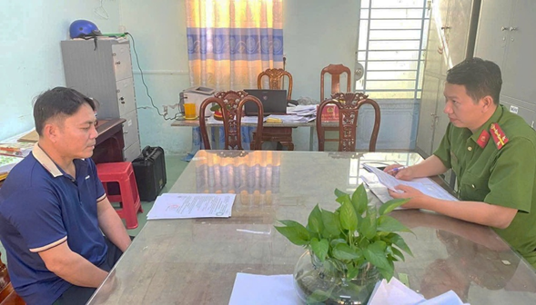 Cán bộ đang ghi lời khai bị can Huỳnh Văn Đời