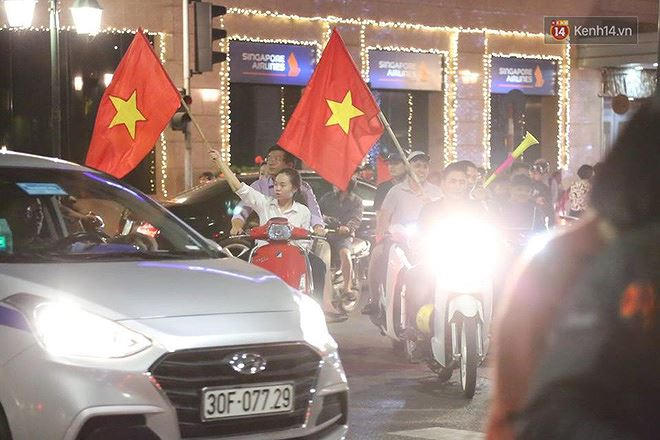 Người Việt Nam khắp nơi đổ ra đường hò reo mừng chiến thắng