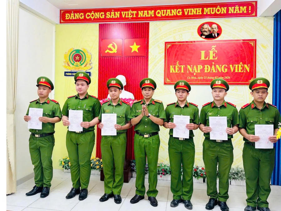 Chiến sĩ nghĩa vụ tại Phòng Cảnh sát cơ động được kết nạp Đảng trước khi hoàn thành nghĩa vụ, xuất ngũ.