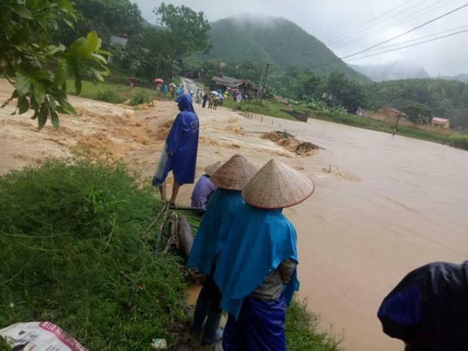 Đường vào khu Liên Minh ở xã Thu Ngạc, Tân Sơn là một trong những điểm lẻ bị ngập nặng. (Nguồn: PagePhutho24h).