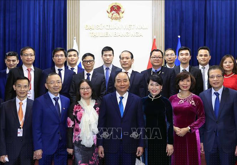 Chủ tịch nước Nguyễn Xuân Phúc, Phu nhân và cán bộ Đại sứ quán, đại diện các cơ quan thường trú Việt Nam tại Liên Bang Nga. Ảnh: Thống Nhất/TTXVN
