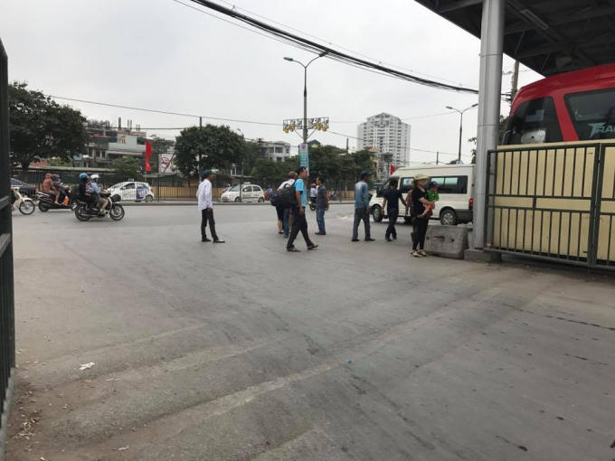 Cửa bến xe Giáp Bát cũng chỉ còn lác đác một vài hành khách đi vào tìm xe về quê.