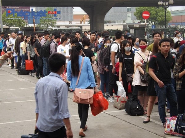 H&agrave; Nội: D&ograve;ng người &ugrave;n &ugrave;n &ldquo;rời đ&ocirc;&rdquo;, c&aacute;c cửa ng&otilde; &ugrave;n tắc