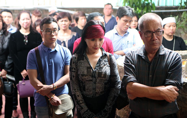 Vợ chồng nghệ sỹ Lan Hương - Tất Bình lặng người khi nghe đọc điếu văn.Vợ chồng nghệ sỹ Lan Hương - Tất Bình lặng người khi nghe đọc điếu văn.