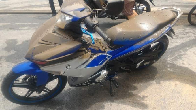 Chiếc xe máy bị bùn bám quanh sau nhiều giờ bị ngâm trong nước.