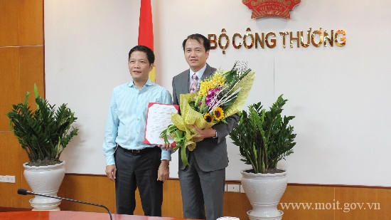 Bộ trưởng Trần Tuấn Anh trao Quyết định và chúc mừng tân Phó Tổng Cục trưởng Tổng cục Năng lượng Phương Hoàng Kim.