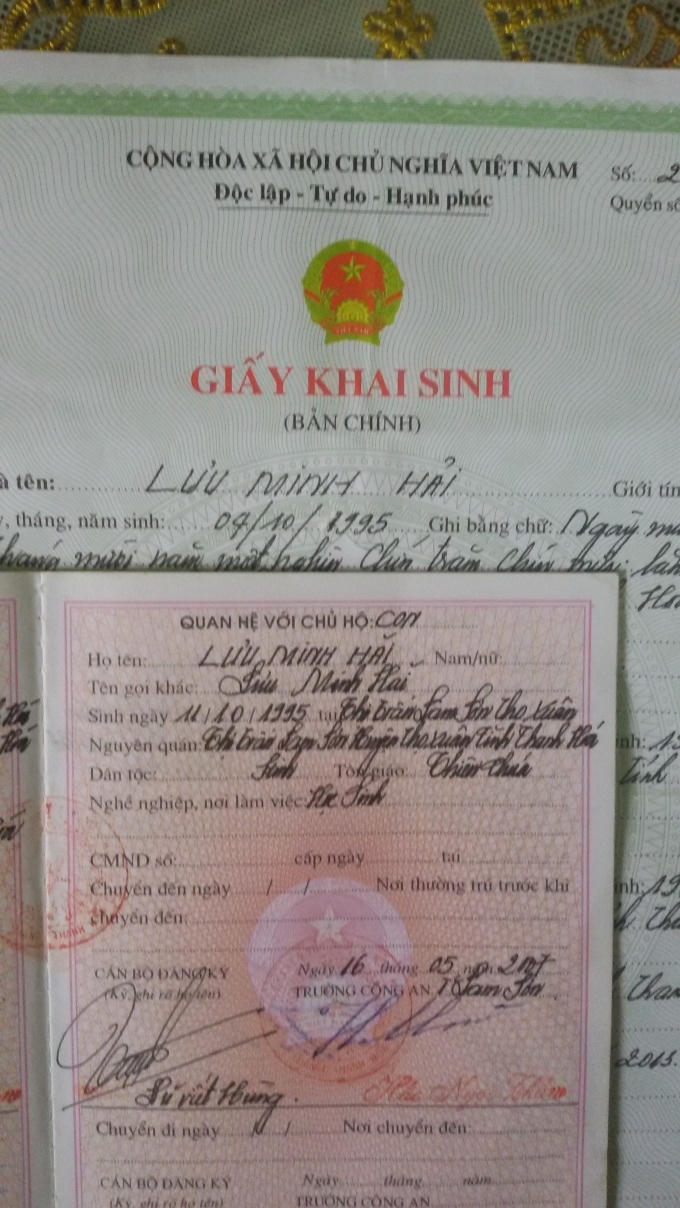 Một người dân bị sai lỗi giữa giấy khai sinh và sổ hộ khẩu không trùng khớp.