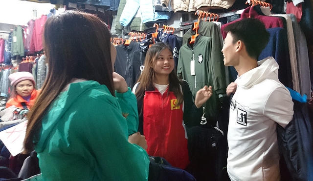 Được thử tho&aacute;i m&aacute;i trước khi mua n&ecirc;n c&aacute;c bạn trẻ n&agrave;y rất h&agrave;o hứng đi