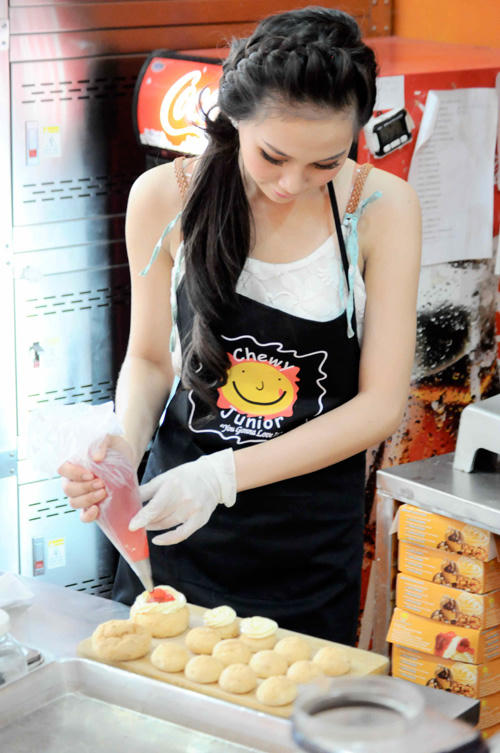 Trang trí cho chiếc bánh thật xinh.