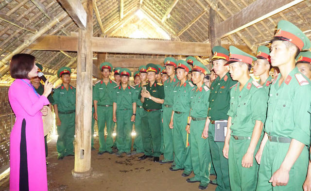 Các tân binh Lữ 16 Pháo binh Quân khu 4 về thăm quê Bác