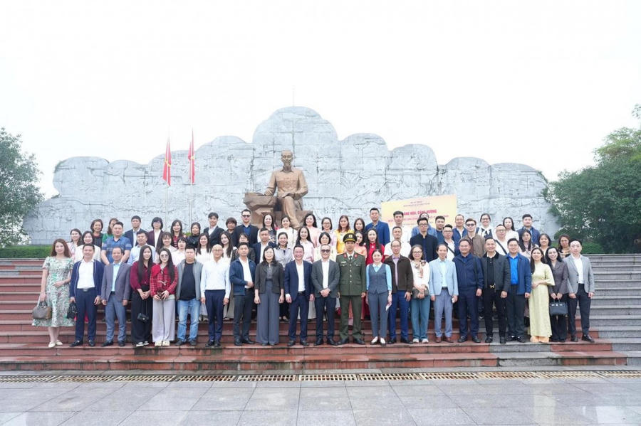 Đoàn Báo Pháp luật Việt Nam dưới tượng Bác trong Khu lưu niệm 6 điều Bác Hồ dạy Công an nhân dân. (Ảnh trong bài: Phương Mai và CBKND)