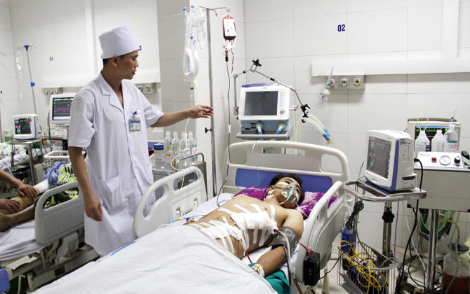 Bệnh nhân Nguyễn Văn Cảnh được theo dõi sau phẫu thuật tại Khoa Phẫu thuật gây mê hồi sức. Ảnh: BV cung cấp