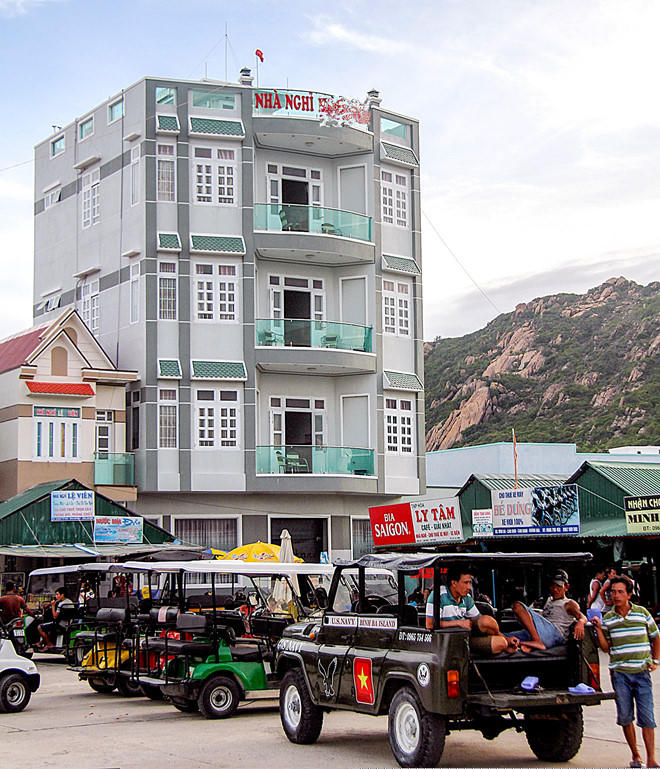 Du lịch đang phát triển mạnh ở các đảo thuộc TP Cam Ranh như Bình Ba, Bình Hưng... Ảnh: An Bình.