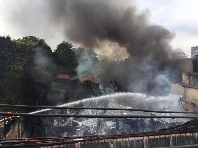 H&agrave; Nội: Ch&aacute;y lớn tại khu vực để đồ nhựa t&aacute;i chế, nhiều h&agrave;ng h&oacute;a bị thi&ecirc;u rụi