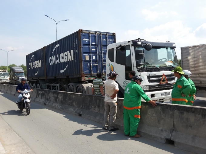 Hiện trường vụ va chạm giữa xe container và một xe rác.