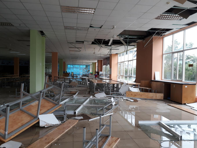 Khoảng 17h chiều ngày 18/11, khi hàng trăm sinh viên đang ăn cơm tối tại các nhà ăn trong khu vực kí túc xá khu B ĐHQG TP HCM thì bất ngờ trời đổ mưa. Ít phút sau gió giật mạnh làm cho các la phông trên trần nhà đổ ầm xuống đất. Phát hiện vụ việc, hàng trăm sinh viên bỏ dở bữa ăn tháo chạy tán loạn.