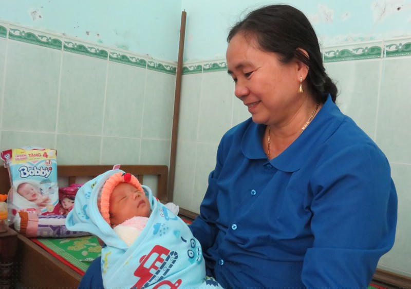 Bé Phước trong vòng tay mẹ Hoa.