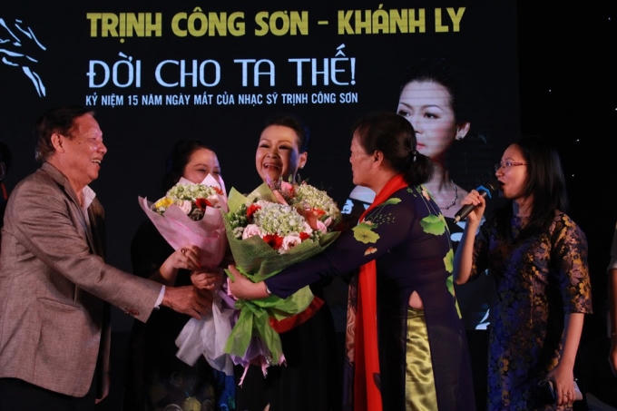Không chỉ gửi tặng lời ca, tiếng hát của mình, đã từ lâu, danh ca Khánh Ly âm thầm làm từ thiện giúp đỡ những người kém may mắn, khó khăn, nghèo khổ.
