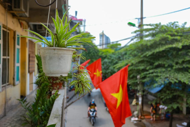 Đây là dấu mốc lịch sử quan trọng, có ý nghĩa vô cùng to lớn với đất nước, người dân Việt Nam. Việc treo cờ Tổ quốc như lời nhắc nhở thế hệ sau nhớ về những năm tháng lịch sử hào hùng của dân tộc.