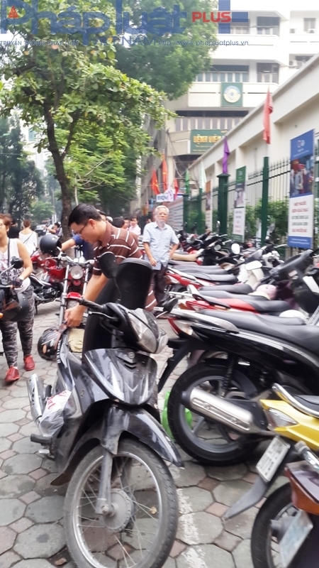 Các nhân viên đã bỏ túi rất nhiều từ số tiền thu chênh lệch tiền gửi xe. Vậy tại sao tình trạng này vẫn tiếp diễn?