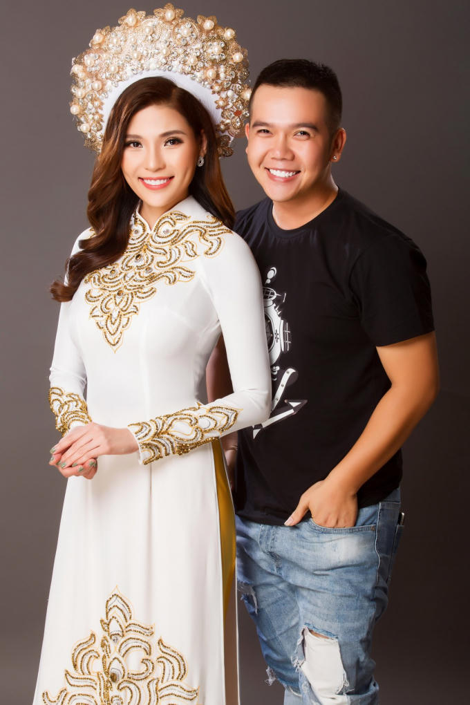 Trong những hình ảnh thanh thoát và biến hóa trong từng gam màu, Thúy Diễm chia sẻ, cô thường thích nhất màu trắng và màu hồng. Vì những gam màu này mang lại sự nhẹ nhàng, thanh thoát cho chiếc áo dài, màu trắng thì tinh khiết, màu hồng thì ngọt ngào.