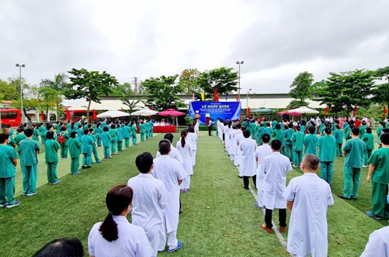 Các y bác sĩ, tình nguyện viên y của Đoàn thầy thuốc Quảng Ninh trong lễ xuất quân lên đường giúp tỉnh Bắc Giang chống dịch Covid-19. 