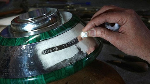 Dòng chữ Leicester được khắc lên chiếc cúp danh giá, sau một mùa giải bất ngờ nhất lịch sử.