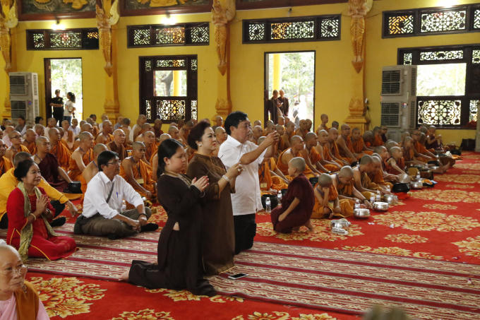 Gia đình ông Huỳnh Uy Dũng lễ Phật.