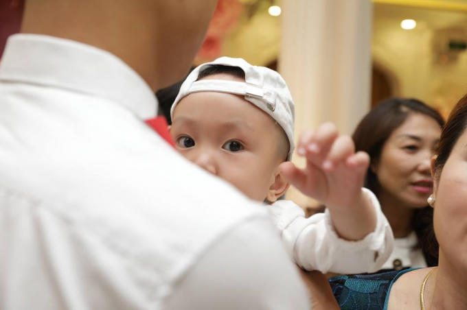 Khoảnh khắc bé Su Hào trong tiệc đầy tháng của em gái.