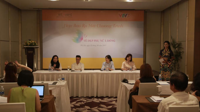 Toàn cảnh buổi họp báo.