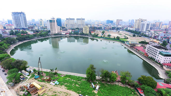 Hồ Giảng Võ (quận Ba Đình) rộng 6,8 ha, thuộc nhóm hồ có cảnh quan đẹp, nhiều bóng mát cây xanh. Trước đây, hồ Giảng Võ rất sạch và nhiều cua cá. Nay tiếp nhận nước thải của các khách sạn lớn, hộ kinh doanh ở ven bờ khiến nước hồ ô nhiễm. Động vật sống trong hồ giờ chủ yếu là cá, ốc được phóng sinh, không có thực vật thủy sinh.