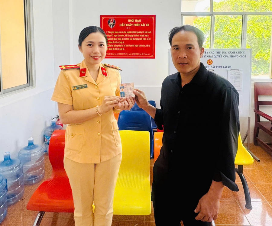 Người dân làm thủ tục cấp đổi giấy phép lái xe tại Phòng Cảnh sát giao thông Công an tỉnh Cà Mau, phấn khởi khi hồ sơ được giải quyết nhanh chóng, trả kết quả trong ngày.