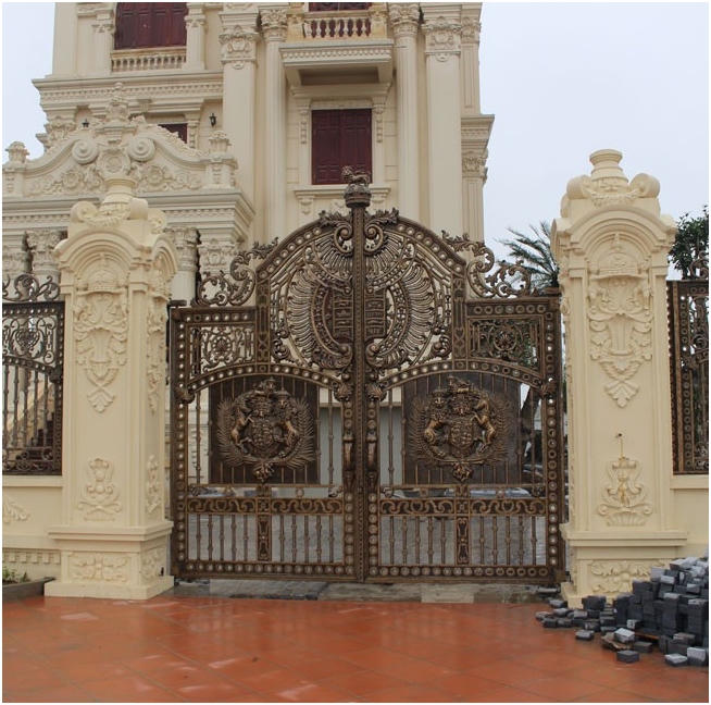 Lâu đài sinh đôi có hai cổng, được làm bằng đồng vàng, chạm khắc hình sư tử và ngựa - hai con vật biểu trương cho sự nhanh nhẹn và sức mạnh.