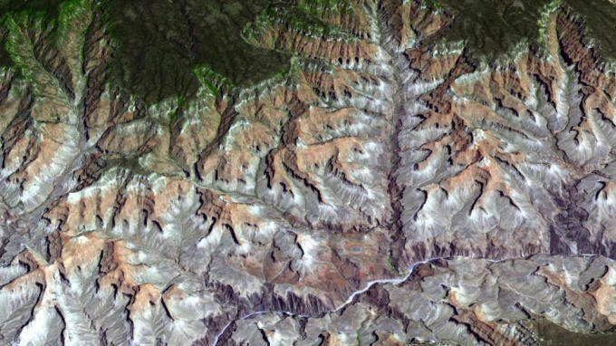 Park Grand Canyon, Mỹ: Bức ảnh cho ta thấy được  điều kỳ diệu của thiên nhiên, vườn quốc gia nổi tiếng nhất của Mỹ trải dài 277 dặm dài và chiều sâu là một dặm. Từ phi thuyền Terra của NASA, các mạch đá đỏ của hẻm núi trông giống như một tác phẩm nghệ thuật.