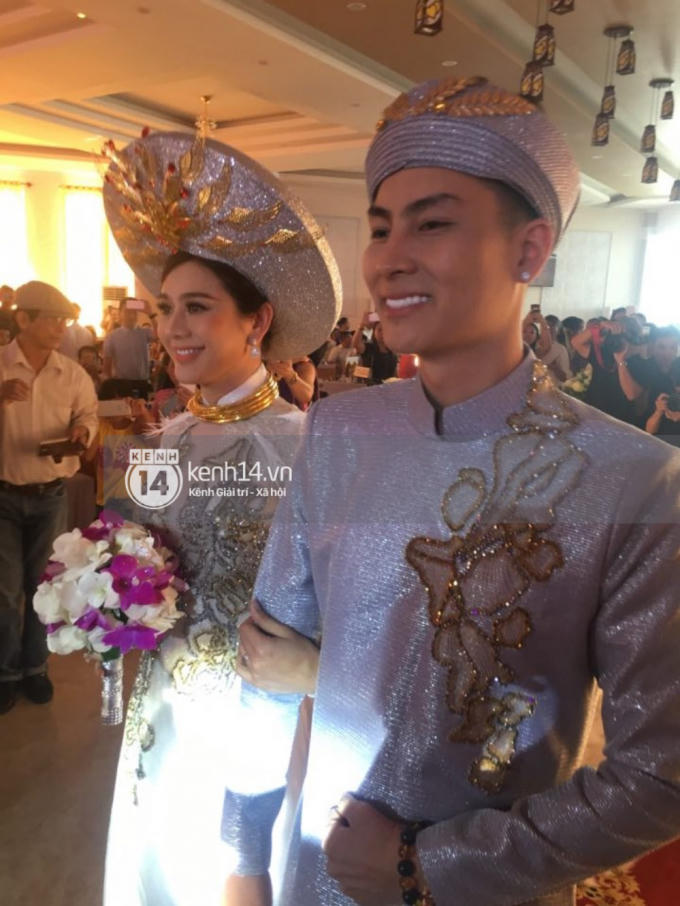Lâm Khánh Chi hôn đắm đuối chú rể, thay váy đỏ nổi bần bật như công chúa trong lễ cưới