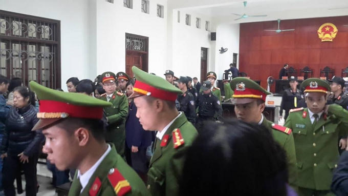 Nhiều người nhà nạn nhân bức xúc sau phiên tòa xét xử.