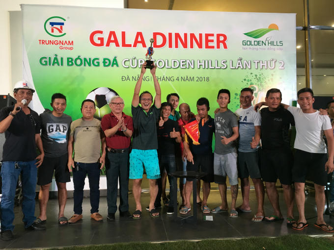 Ban tổ chức trao cup cho đội vô địch giải bóng đá Golden Hills 2018.