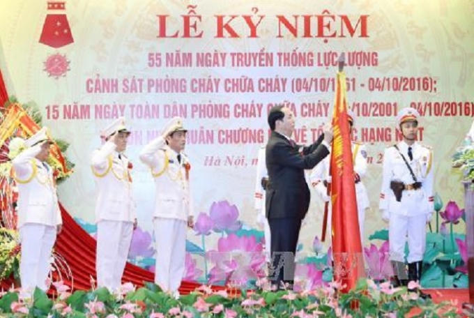 Chủ tịch nước Trần Đại Quang trao Huân chương Bảo vệ Tổ quốc hạng Nhất tặng Cục Cảnh sát phòng cháy chữa cháy. Ảnh: Nhan Sáng/TTXVN.