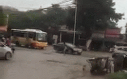 Hành động của người đàn ông này khiến những ai chứng kiến không khỏi hoảng sợ.